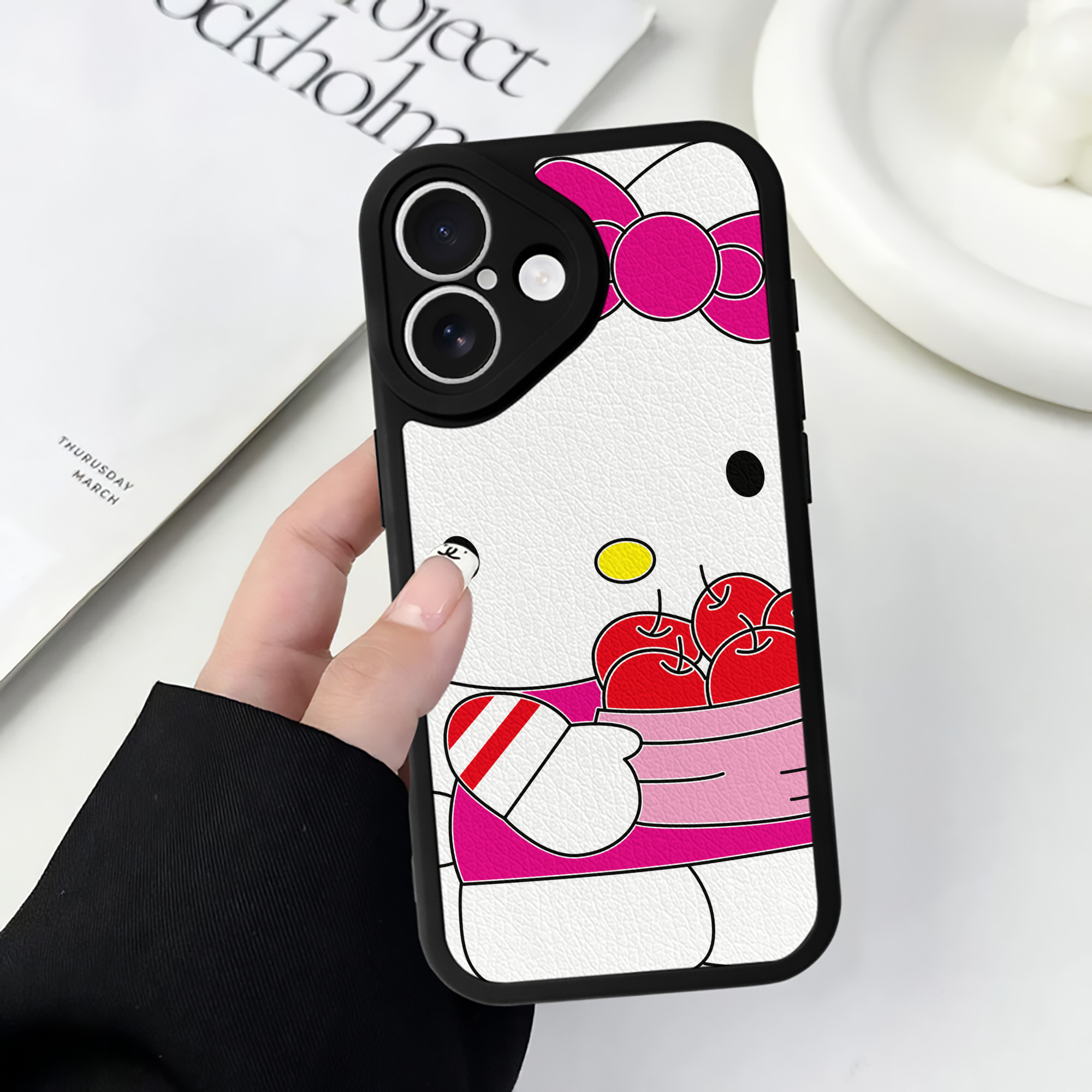 （画像用） Hello Kitty ハローキティ 【iPhone 16シリーズ対応】シリコンスマホケース（レザー調） 材質：シリコン
